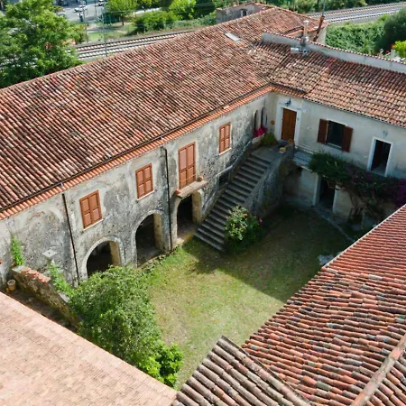 Maison De Curtis Bed & Breakfast