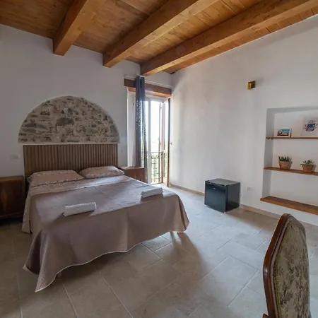 Maison De Curtis Bed & Breakfast