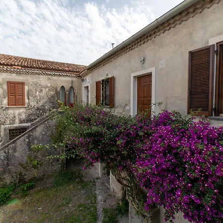 Bed & Breakfast Maison De Curtis 3*